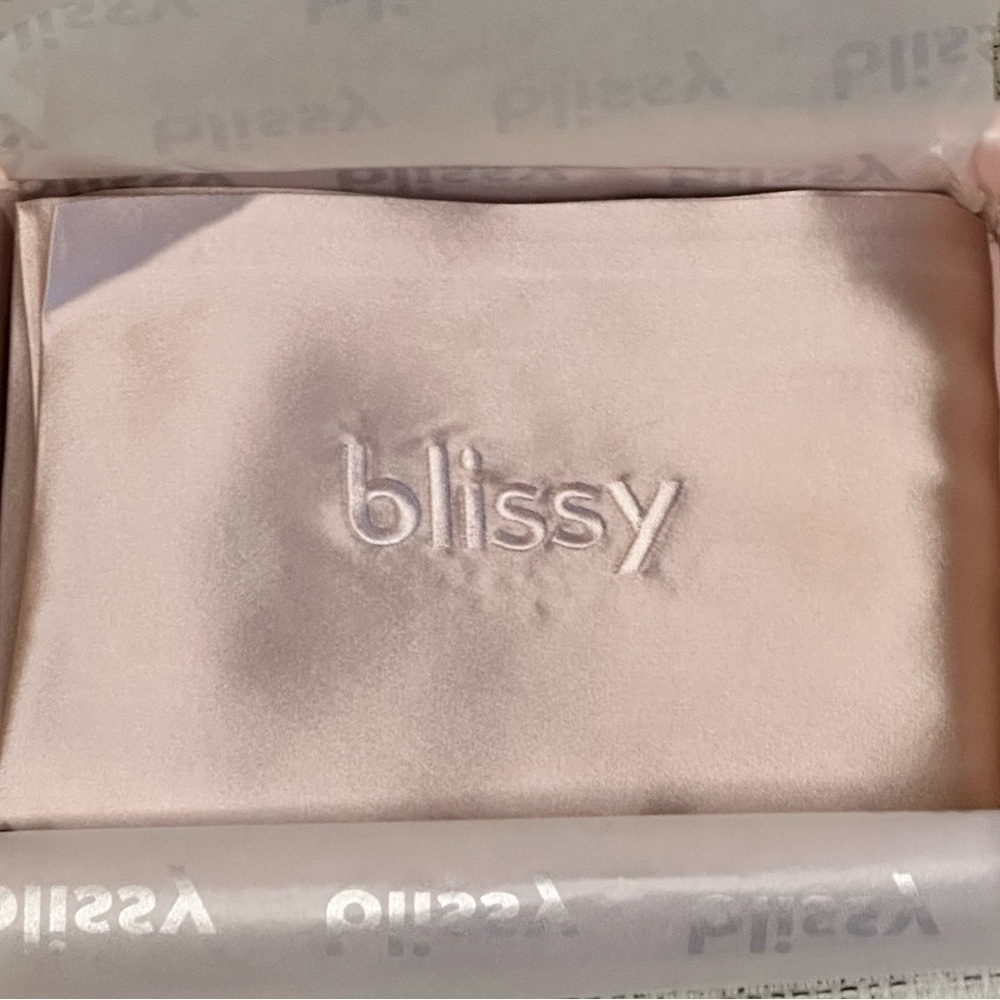 Blissy 22-Momme 100% Mulberry Silk Pillowcase in Rose Standard Size 20”x 26” - Picture 4 of 5